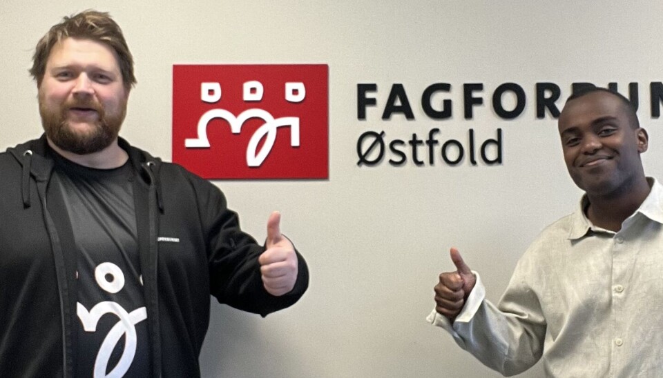 Roy Kenneth Nilsbakken i Fagforbundet Østfold og Ap-politikar Hashim Abdi møter Johnsen sitt bilde med to tomlar opp.