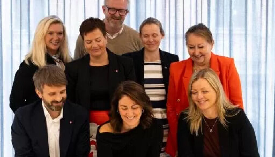 SIGNERERER: Bak: Hans-Erik Skjæggerud (YS) Rad to fv: Cecilie Woll Johansen (Unio), Henriette Jevnaker (LO), Lise Lyngsnes Randeberg (Akademikerne) og Gunn Marit Helgesen (KS). Fremste rad: Helse- og omsorgsminister Jan Christian Vestre (Ap), arbeids- og inkluderingsminister Tonje Brenna (Ap) og kommunal- og disktriksminister Kjersti Stenseng (Ap). Foto: Simen Gald / Arbeids- og inkluderingsdepartementet
