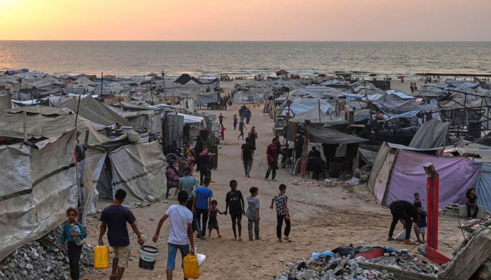 TELT: Mange av innbyggere i Gaza by bor i telt etter at Israel har bombet store deler av bygningsmassen. Her fra stranden ved Gaza by. Bildet er tatt 10. august.