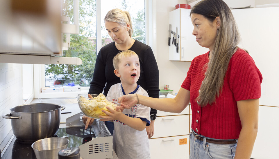 ENIGE: Kollega Guro Hagestuen hjelper til med å røre i suppa, og nikker anerkjennende til det Sunniva sier.