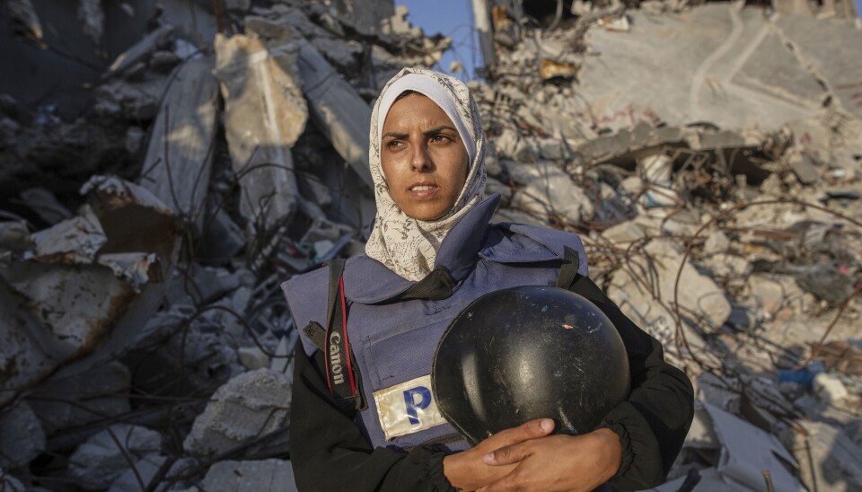 DØDE: Den 33 år gamle palestinske fotojournalisten Mariam Dagga dokumenterte de israelske angrepene og sulten i Gaza for nyhetsbyrået AP og andre medier. Mandag var hun og tre andre journalister blant de 19 som ble drept i to israelske angrep mot Nasser-sykehuset i Khan Younis.