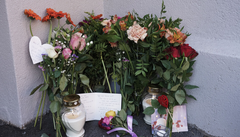 SORG: Blomster er lagt ned på stedet hvor en ansatt ble drept på en barnevernsinstitusjon på Kampen søndag.