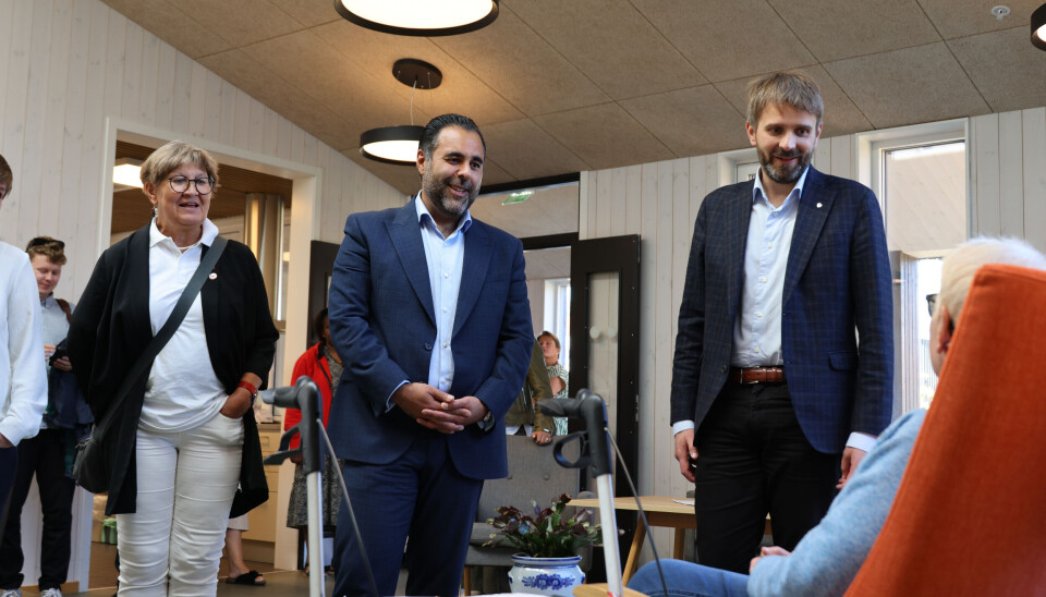 BEMANNING: Ei undersøkjing blant Fagforbundet sine medlemmar viser at nesten halvparten meiner at bemanninga er så låg at det kan gå ut over jobben. No lovar Ap eit helseløft. Frå venstre: Mette Nord, leiar av Fagforbundet, Masud Gharakhani, stortingspresident og stortingspolitikar frå Drammen (Ap) og helseminister Jan Christian Vestre (Ap). Jan Christian Vestre (Ap) lovar meir pengar og fleire tilsette i helse og omsorg. Han vil også ha med dei andre partia på eit helseforlik. Her på omvisning ved Åskollen bo- og servicesenter. Frå venstre: Mette Nord, Masud Gharahkhani og Jon Christian Vestre.