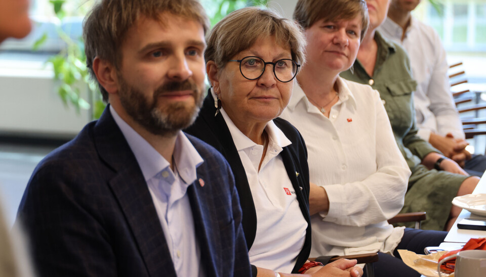 BESØK: Jan Christian Vestre (Ap) saman med Fagforbundet-leiar Mette Nord og nestleiar Helene Skeibrok på Åskollen bo og servicesenter. Nord og Skeibrok støttar Vestre sine planer om korleis han vil få fleire hender på dekk i helse. Dei besøkande fekk orientering om det topp moderne senteret med hage, cafe, drivhus og nye lokaler.