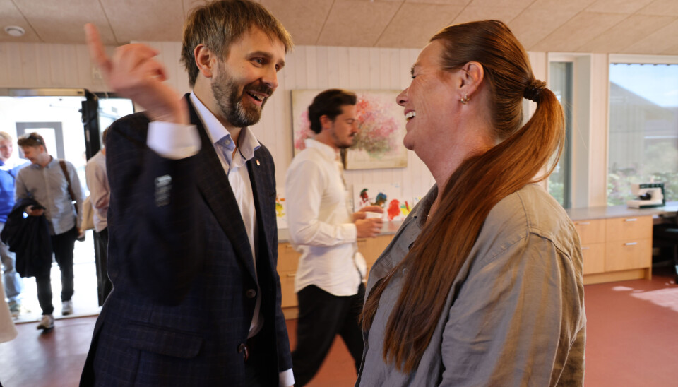 MØTEPLASS: Helseminister Jan Christian Vestre saman med Lena Nilsen som jobbar som nærmiljøkontakt ved Knutepunkt Åskollen. Nilsen jobbar blant anna med tiltaket der bu og servicesenteret har opna ein cafe. Der kan alle som vil ete middag, ofte samlast bebuarar, pårørende og barnefamiliar på cafeen ved Knutepunkt Åskollen. Staden har blitt ein mykje brukt møteplass i lokalsamfunnet.