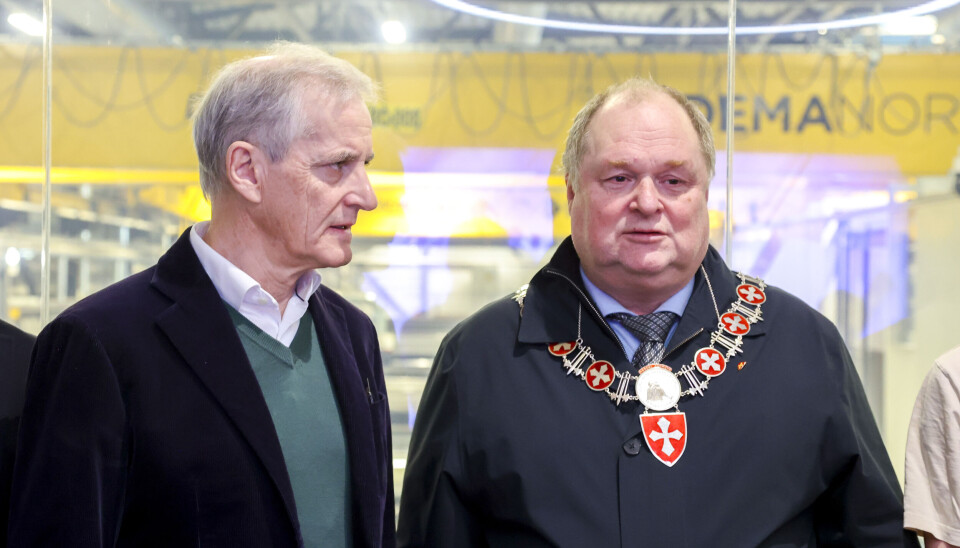 POSITIV: Knut Snorre Sandnes (H) er ordfører i Verdal kommune. Her med statsminister Jonas Gahr Støre under et bedriftsbesøk på Aker Verdal