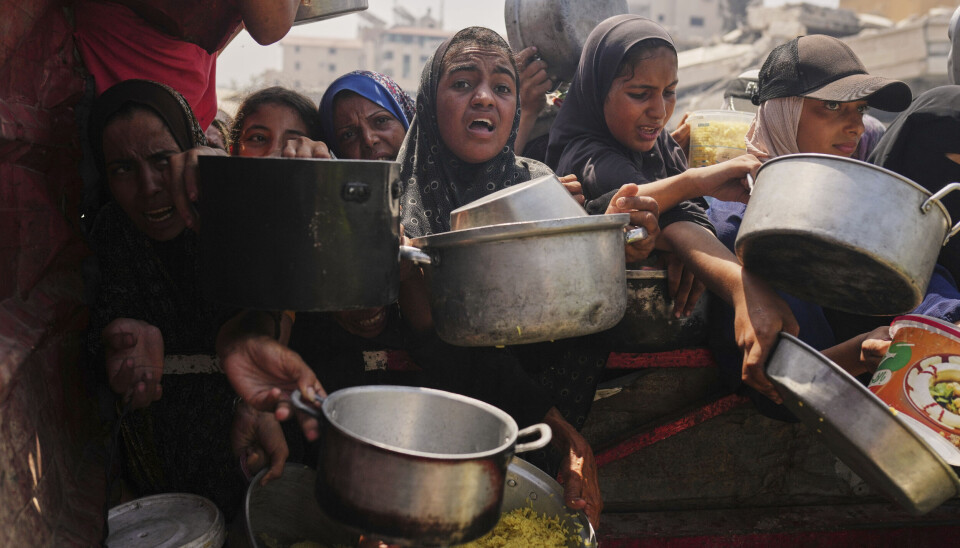 MATKØ: Palestinere i kø for å få mat i Gaza by i midten av august.