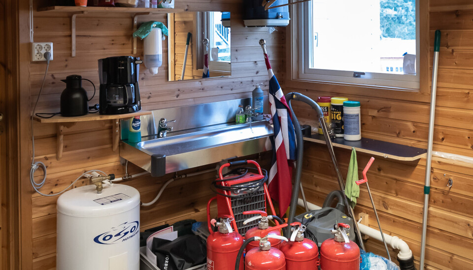 FØR: En vask med ei kran. Det var alt. Trengte du toalett, så var det der eller bak veggen. Grovfjord (Grov) brannstasjon består av en dobbeltgarasje med et lite omkledningsrom i bakkant uten toalett, dusj og muligheter for klesvask. Stasjonen ligger kloss inntil barneskolen.