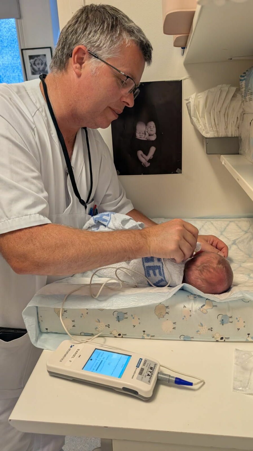 FØRSTE STELL: To timer etter fødselen sørger Michael Wahlstrøm for ny bleie til den lille. FØRSTE STELL: To timer etter fødselen sørger Michael Wahlstrøm for ny bleie til den lille. (Foto: Karoline Auli Stenersen)
