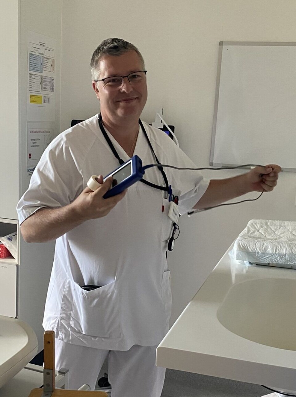 KLAR: Michael Wahlstrøm står klar med vekt, tommestokk og målebånd. I hånda har han et pulsoksymeter for å sjekke barnets puls og oksygenmetning.