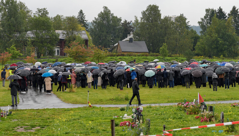 OPPMØTE: Flere hundre møtte opp for å minnes og hedre Tamima Nibras Juhar i begravelsen.