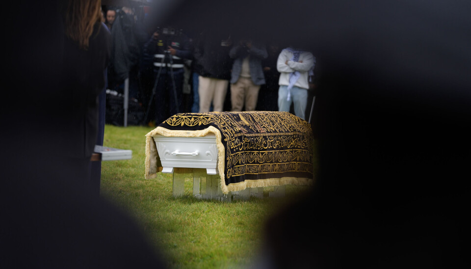 BEGRAVES: Begravelsen for Tamima Nibras Juhar på Alfaset gravlund. Tamima Nibras Juhar (34) var alene på jobb da hun natt til søndag ble drept av en 18 år gammel mann som var beboer på botreningshjemmet på Kampen i Oslo.