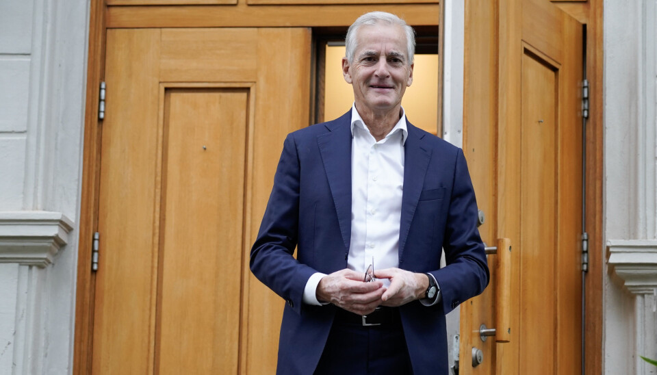 BLID: Det var en trøtt, men blid statsminister som møtte pressen.
