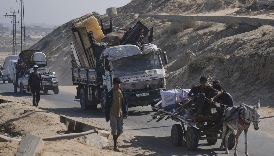 PÅ VEI: Fordrevne palestinere er på vei fra nord til sør på Gazastripen tirsdag.