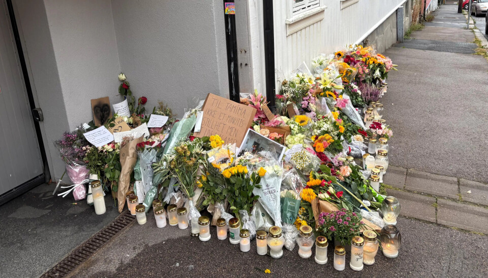 Tente lys og blomster utenfor huset på Kampen i Oslo hvor Tamima Nibras Juhar (34) ble drept mens hun var på jobb i en bolig tilknyttet barnevernet.