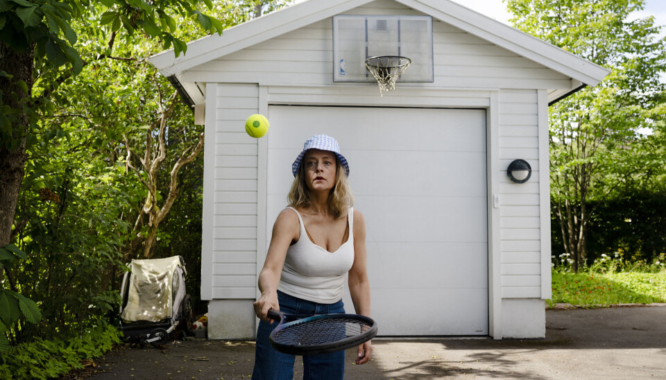 DILLA: Henriette Steenstrup spiller tennis fem dager i uka. Hun forteller at «frustrerte fruer» i nabolaget har dannet klubben «Tåsen tennis og Tom Collins». – Men det blir altfor lite Tom Collins, altså. I går ble det faktisk heller to økter.