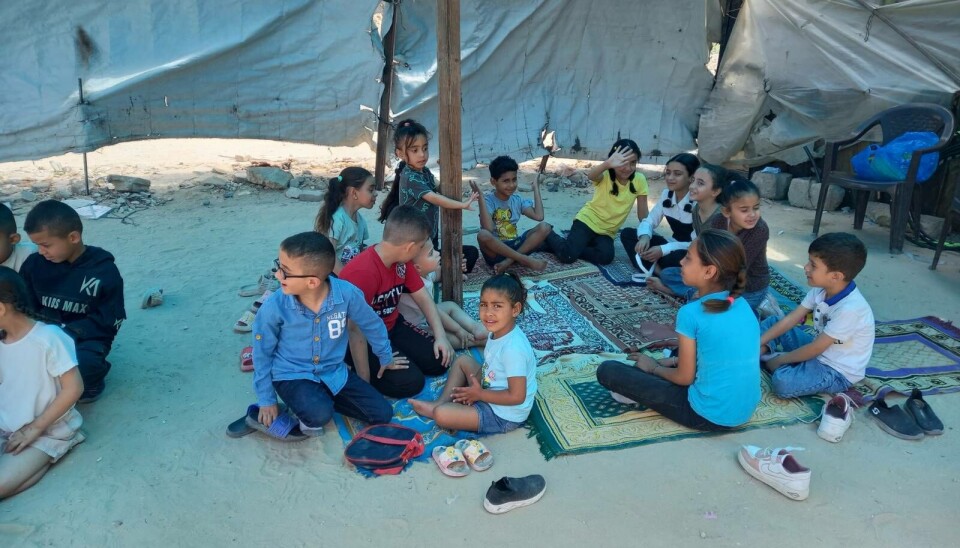 FLUKT: Fordi mange skular er enten sprengde eller områder med kamp, skjer ofte skule-undervisning i telt i Gaza.