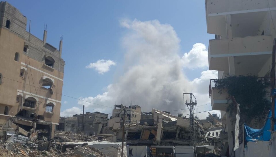 EKSPLOSJON: Adam fortel at han tok dette bildet etter at han måtte flykte frå heimen sin. I bakgrunnen ser du ein røyksky frå israelsk bombing.
