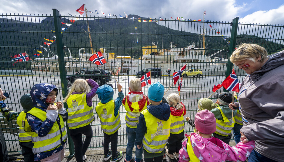 SYKE: Kvinner i barnehager hadde i første kvartal i år et sykefravær på 10,8 prosent mot 6 prosent for menn. Bildet viser barn fra Flåm barnehage som vinker til kongeskipet som la til kai i Flåm i juni 2021.