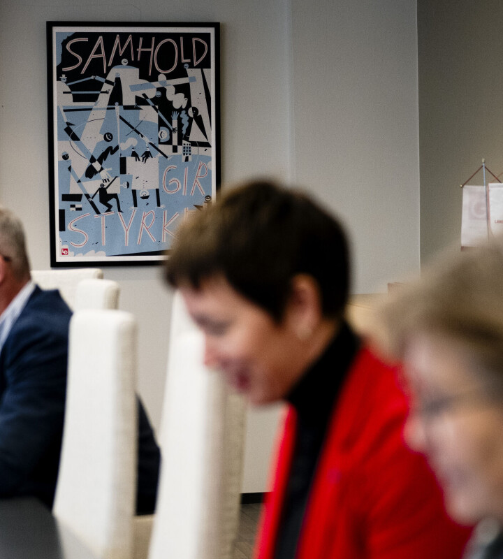 2025: På veggen bak dem står det «Samhold gir styrke». Og de har holdt sammen, LO og Ap.
