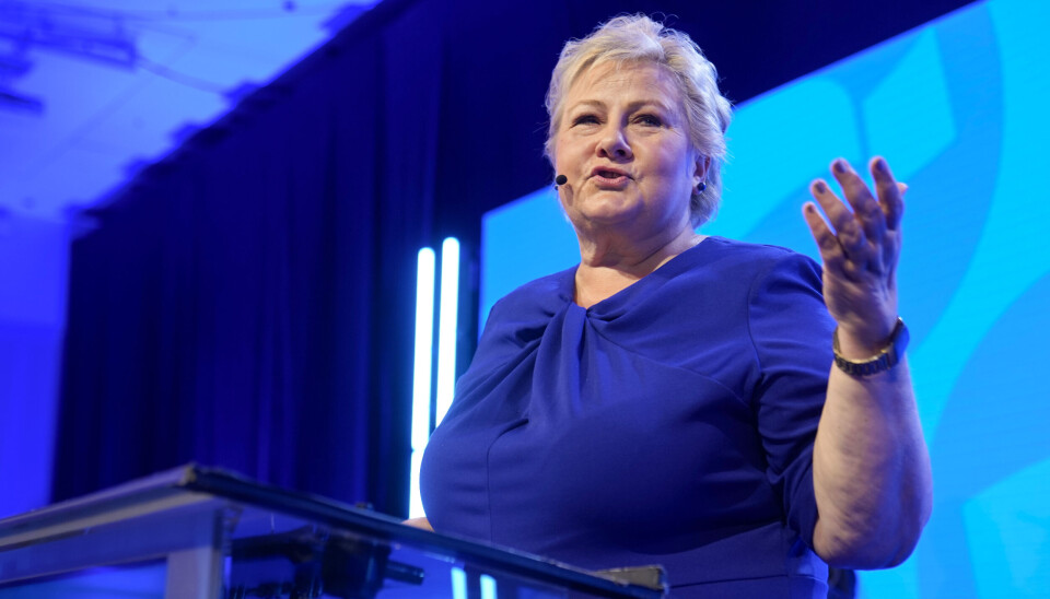 NEDBEMANNER: Partileder Erna Solberg taler under Høyres valgvake.