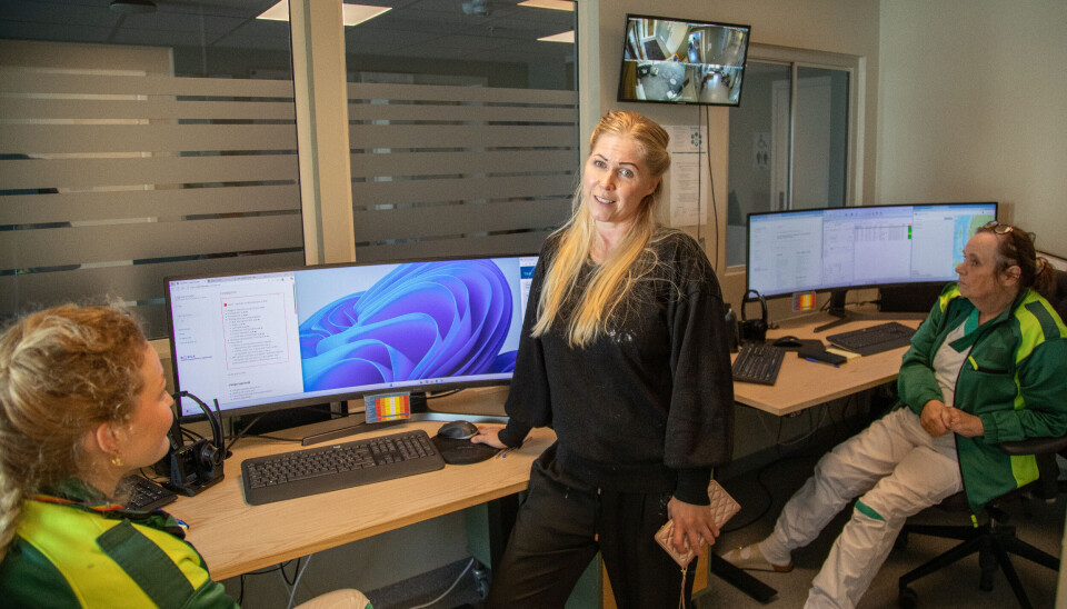 NØKKELROLLE: Paramedisiner Tuva og sykepleier Bente foretar en viktig siling av pasienter på telefon, sier virksomhetsleder Stine Beate Dejgaard