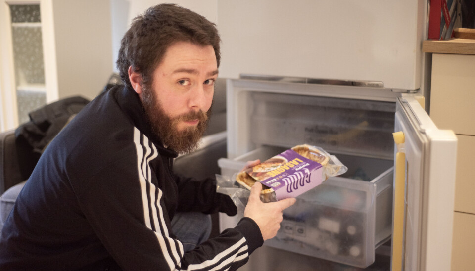 DYR MAT: Denne dagen blir det lasagne med salat til middag, sier Daniel Westgård. Matbudsjettet har den siste tida spist en stadig større del av budsjettet til han og datteren (12).