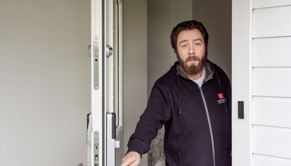 LEIETAKER: Daniel Westgård (36) ønsker velkommen inn i sokkel-leiligheten han leier til seg og datteren (12). Å eie egen bolig er en fjern drøm.