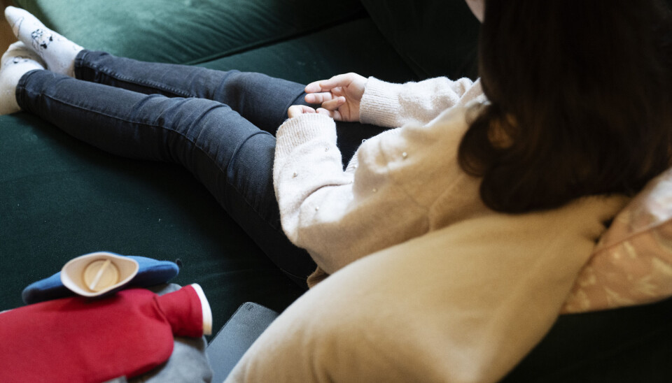 TRYGG ENDE: Emma unngår den delen av sofaen hvor den tidligere helsearbeideren pleide å sitte. Varmeflaskene lindrer smertene.