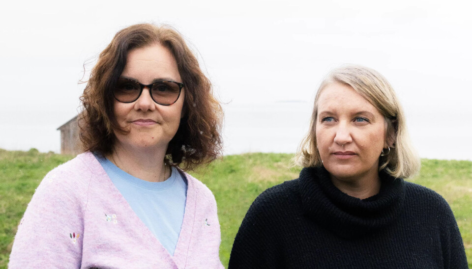 SATIRISK: Marita Kvanli (til venstre) tok bilde av Ann Kristin Olsviks kostyme på Halloween. Stuntet var satire, forteller de to.