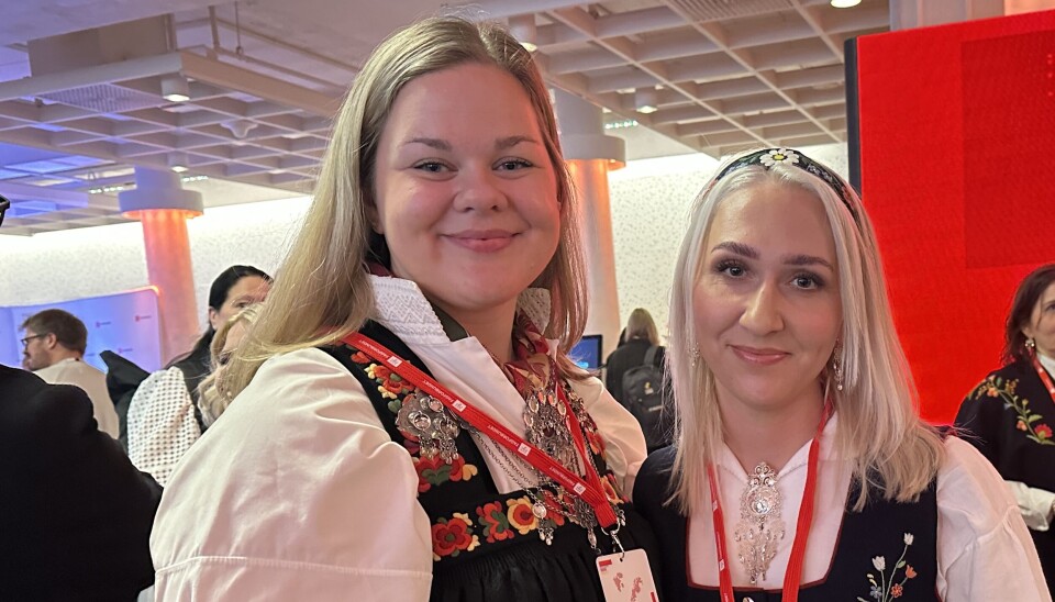 ÅPNINGEN ER FEST: Marte Sofie Thorbjørnsen (t.v) , delegat landsstyret og Eline Kartfjord fra Ungdomsorganisering er blant dem som bærer sin fineste stas åpningsdagen.