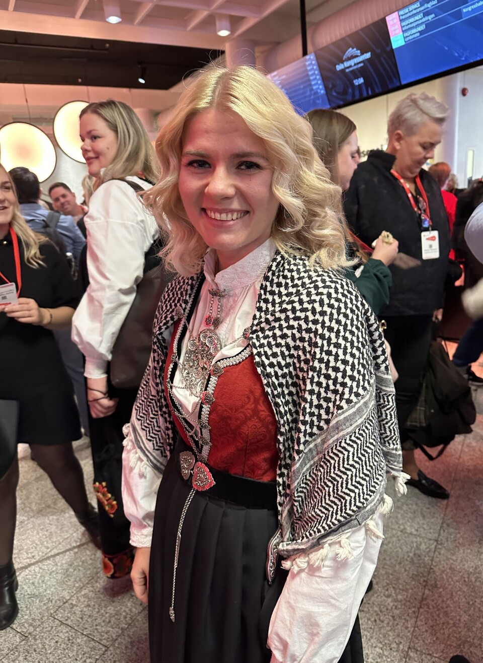 FEST OG SOLIDARITET: Jeanette Romslo i sin drakt fra Rogaland.