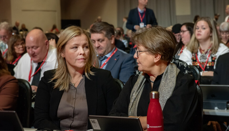 ENIG OG UENIG: Statsråd Kjersti Stenseng (Ap) og Mette Nord på Fagforbundets landsmøtet. De er enig om mange saker, men ikke om innleie av helsepersonell.
