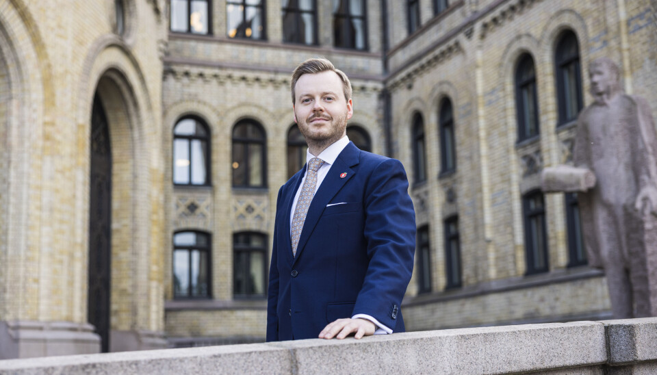 Kristian Eilertsen er Fremskrittspartiets helsepolitiske talsperson. Han mener regjeringen henger bakpå med å sikre nok fagfolk innen eldreomsorg i sykehusene.