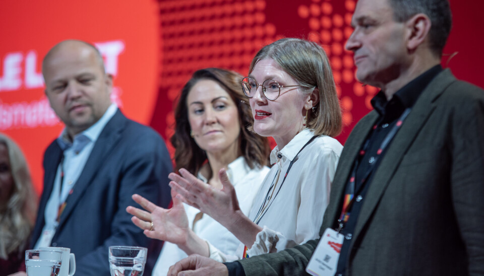 MED PÅ LAGET: Rødt-leder Marie Sneve Martinussen (med briller) deltok i politisk panel på Fagforbundet landsmøte. Sp-leder Trygve Slagsvold Vedum, Ap-nestleder Tonje Brenna og MDG-leder Arild Hermstad hører på.