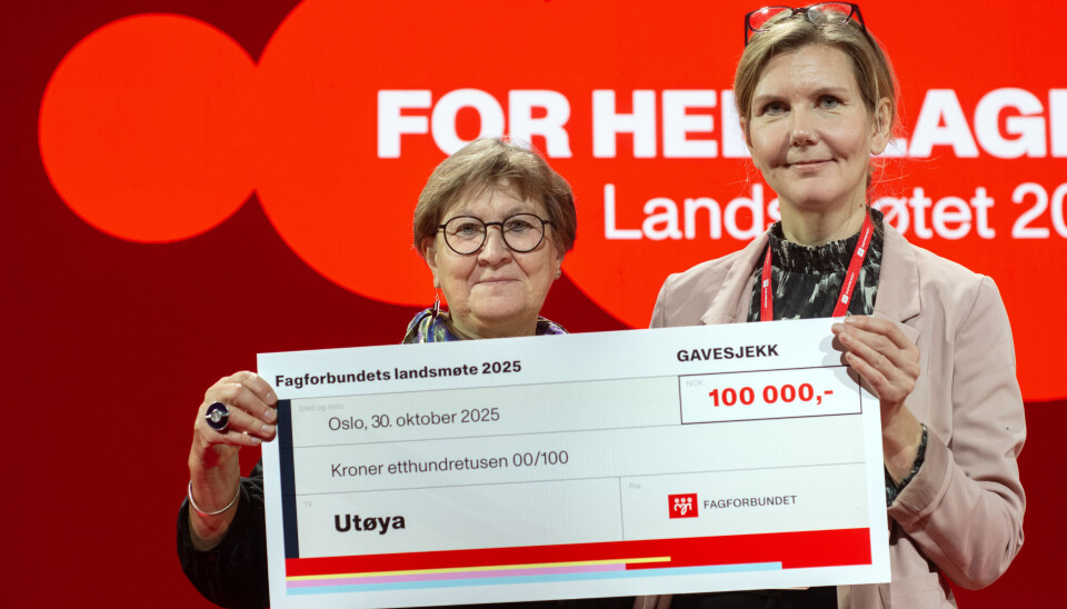 PENGEGAVE: Mette Nord overrakte en sjekk på 100.000 kroner til Utøya da styreleder Marianne Martinsen besøkte Fagforbundets landsmøte.