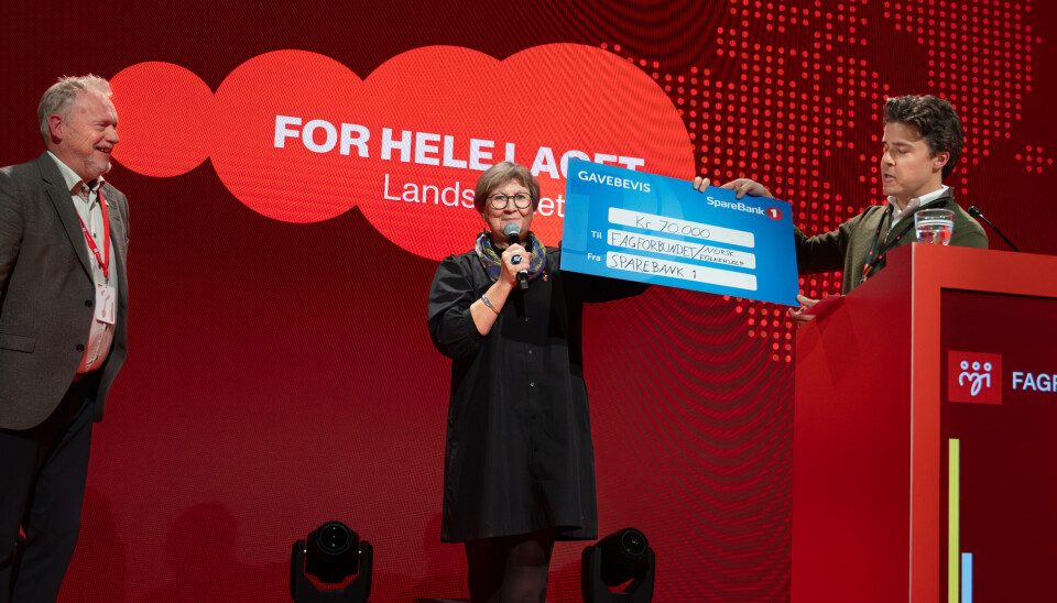 GA GÅVEN VIDARE: Daniel Kase i Sparebank1 gav 70.000 kroner til Fagforbundets Mette Nord. Ho gav gåven vidare til generalsekretær i Norsk Folkehjel, Raymond Johansen.