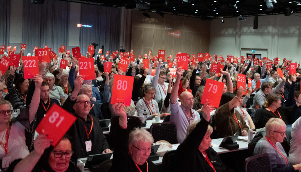 VEDTATT: Nå skal organisasjonen endevendes. Her fra en annen votering i landsmøtet.