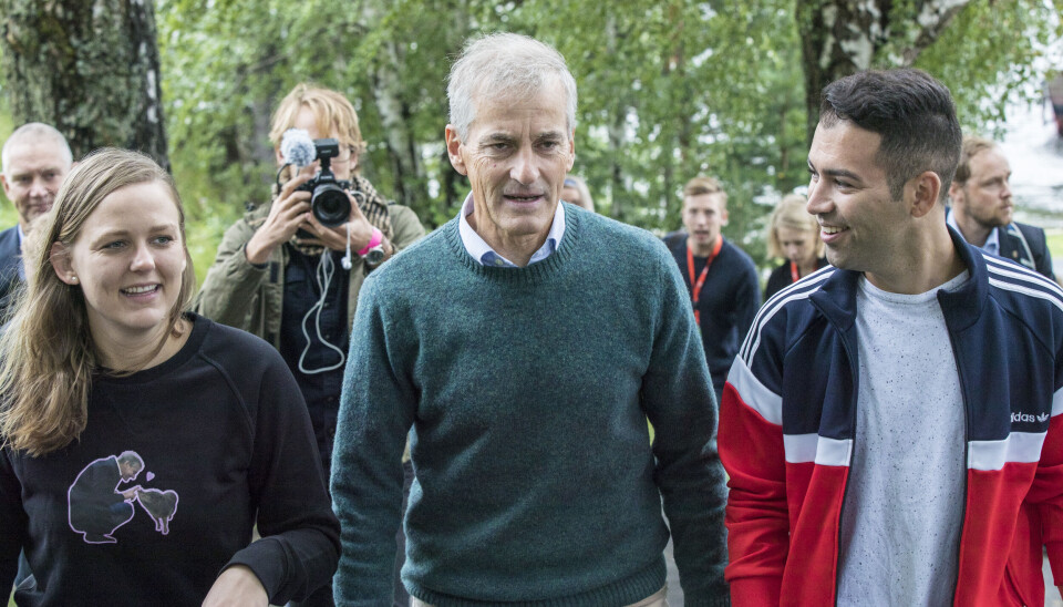 UTØYA: Renate Tårnes (t.v.) er blant annet kjent fra dokumentaren Generasjon Utøya. Her fra Utøya i 2017 med Støre og daværende AUF-leder Mani Hussaini i 2017. Nå er Tårnes på full fart tilbake i politikken.