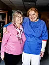 VETERANER: (F.v) Anne Haugelien (61) og Kari Christiansen (51) har 30-års erfaring som helsefagarbeidere.