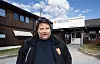 Geir Michael Boine jobber i hjemmesykepleien i Karasjok. Han gleder seg til å kunne flytte inn i nye lokaler om ikke så lenge. – Inneklimaet her er ikke bra. Vi har hatt folk som ikke klarte å jobbe her, som ble nødt til å slutte, forteller han.