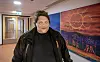Geir Michael Boine jobber i hjemmesykepleien i Karasjok. Han gleder seg til å kunne flytte inn i nye lokaler om ikke så lenge. – Inneklimaet her er ikke bra. Vi har hatt folk som ikke klarte å jobbe her, som ble nødt til å slutte, forteller han.
