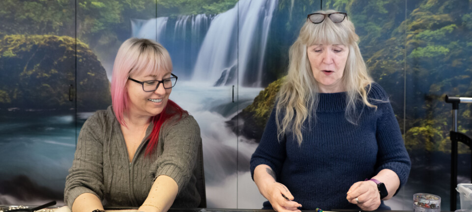 GJENBRUK: - Nå skal vi bruke perler til å lage solfangere, som skal henge i vinduet og lage fine refleksjoner i rommet når solstrålene brytes av perler og krystaller. Mye av materialene er gjenbruk av ting vi har demontert, sier Unni Gudbrandstuen og bruker Turid Iren Drønnesund.