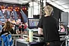 FOKUSERT: En av studentene i sving ved miksebordet. Kjappe stilskifter fra artistene på scena krever et årvåken tekniker for at lydbildet skal optimaliseres til en hver tid.