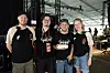 FEIRING BACKSTAGE: At en av studentene hadde bursdag måtte selvsagt feires innimellom settene. - Morsomt å bli gjort stas på av den fine gjengen her, smiler Sander Holsen Engh med bursdagskaka (nr to f.h) sammen med klassekamerat Robin Fergusson Sørlie, Torbjørn Himle og Rebecca Dahle.
