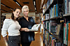 Helsefagarbeiderne Anja Forberg og Madeleine Almen synes det er flott at Horten kommune tilbyr en videreutdanningsmulighet som dette. – Vi føler oss heldige, sier de to.