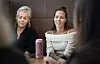 STUDERER: Anja Forberg (t.v) kom inn på sykepleien med generell studiekompetanse. Madeleine Almèn kom inn med realkompetanse. Begge er helsefagarbeidere, som nå får påspandert ny utdannelse.