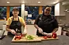 Det er god stemning på kjøkkenet der mentor Eva Jentoft og Valentyna Konovalenko (t.v) er i gang med å tilberede asiatisk fiskegryte til barna i barnehagen.