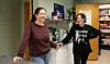 KJEMPEPOSITIVT: - Prosjektet er veldig positivt for barna i barnehagen og for oss som jobber her. Det blir bedre mat når Valentyna ordner alt, og i tillegg er kjøkkenet strøkent. Det gir oss mer tid til barna, sier x x x og x x x i Oppsal Forsamlingshus Barnehage.