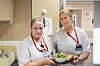 Hjelpepleierne Linda H. Nicolaisen (59) og Sylvi H Johansen (64) jobber på Helsehuset ved Universitetssykehuset Nord-Norge i Tromsø. At matvertene er kuttet merkes godt, sier de to.